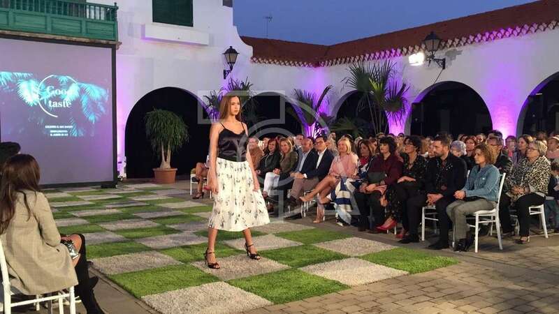 Una de las modelos que participó este sábado en la pasarela de moda (Foto Francisco Javier Santana)